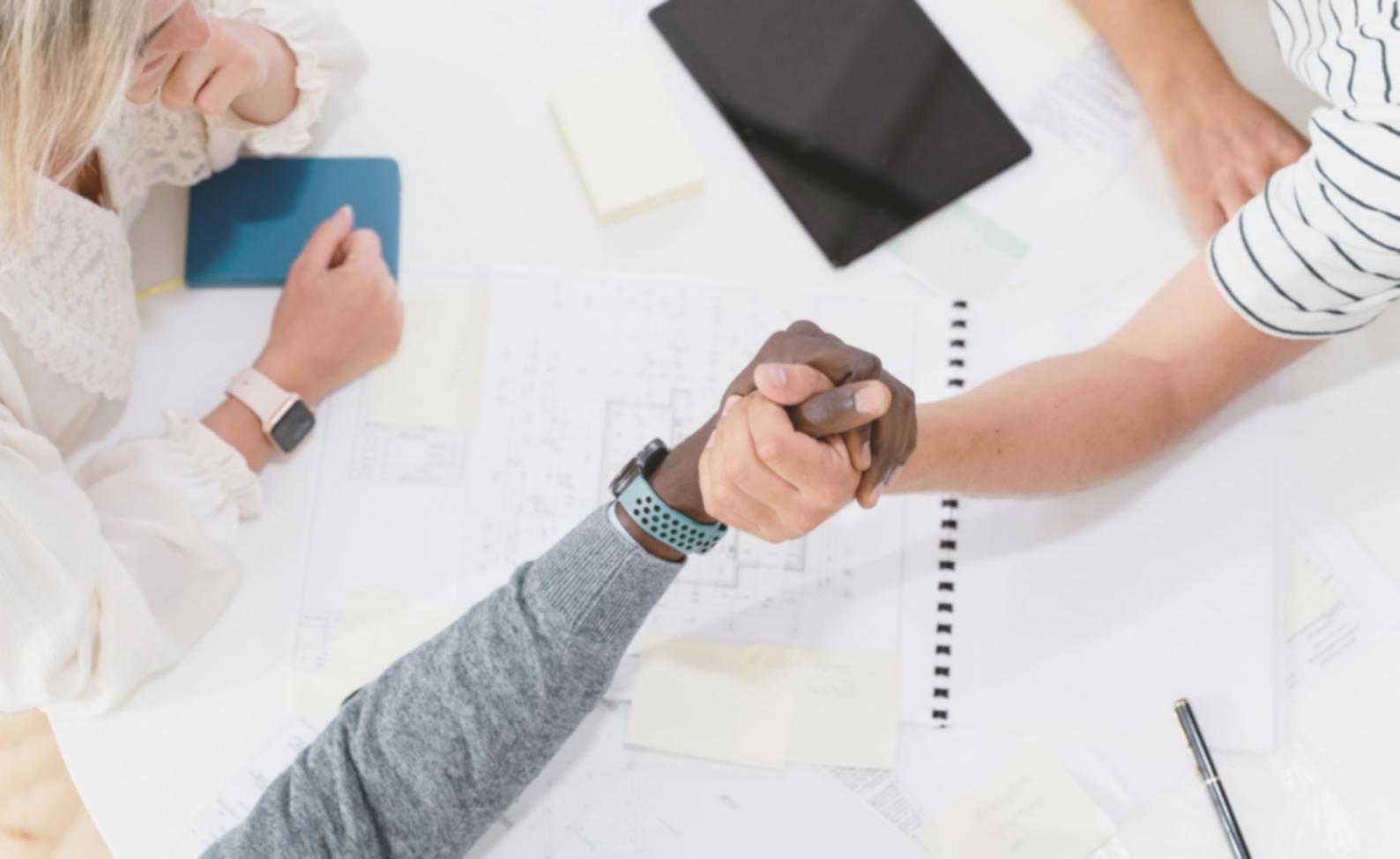 Gruppe von Lernenden in einer kollaborativen Arbeitsumgebung